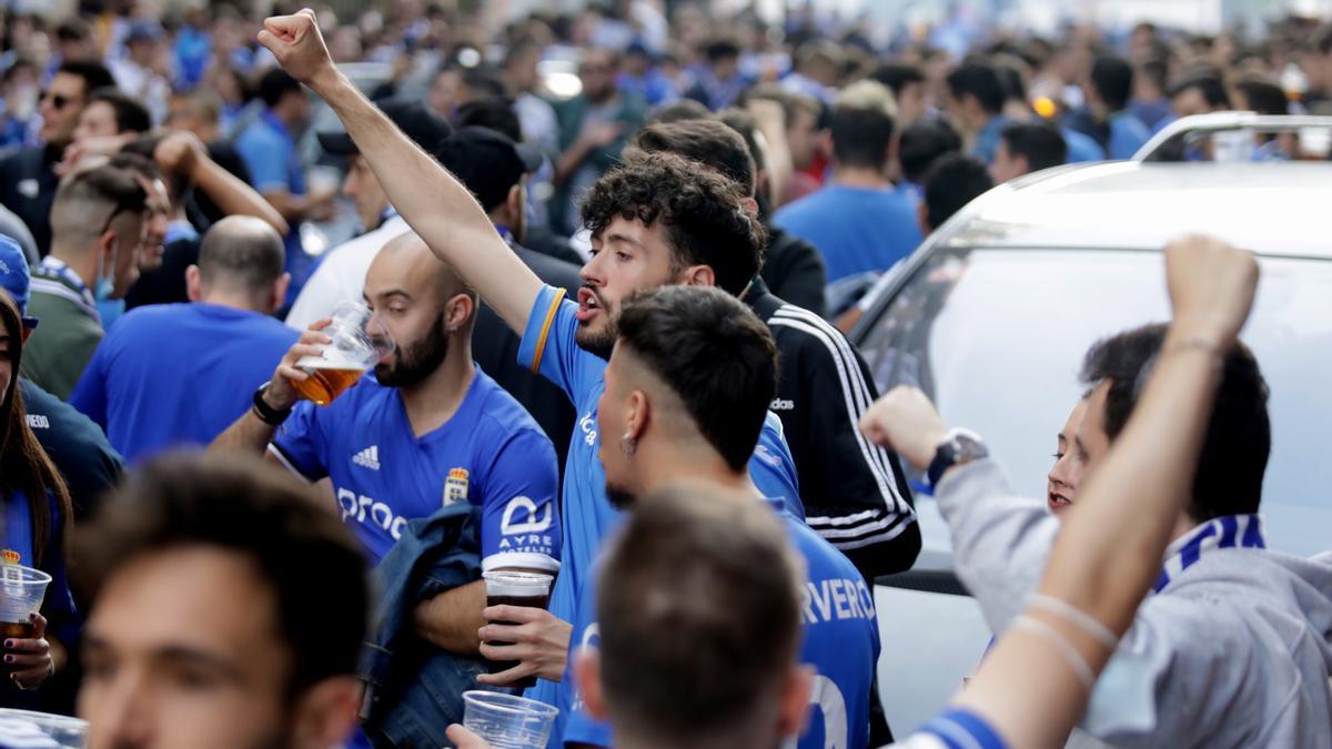 Ambiente de las aficiones en los prolegómenos del derbi