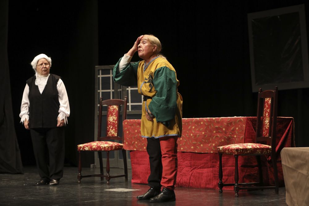 El grupo de teatro La Tardor llena el Mario Monreal de Sagunt con la obra "El sí de las niñas".