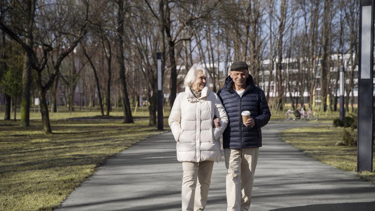 Una pareja de pensionistas dando un paseo