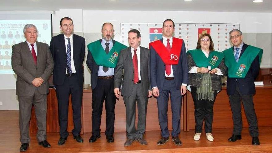 Foto de familia del acto de entrega de becas de Montecastelo. // FdV