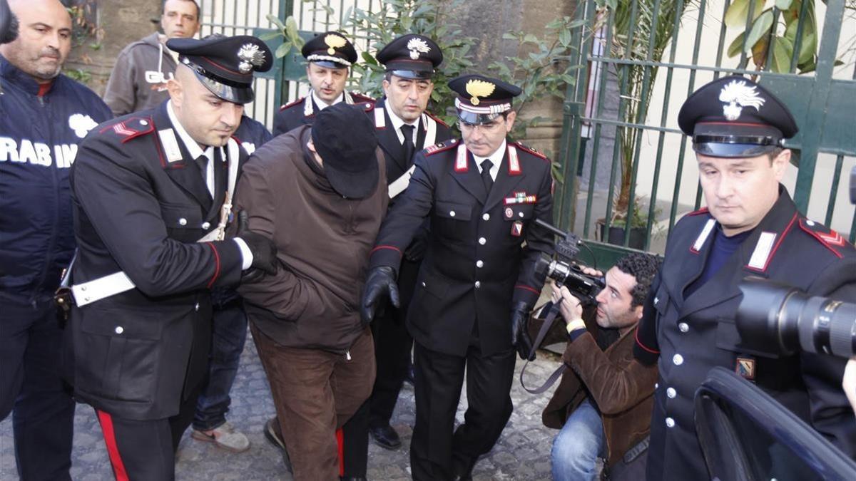 Los 'carabinieri' escoltan al mafioso Pasquale Russo, una escena que podría reproducir cualquier 'giallo'