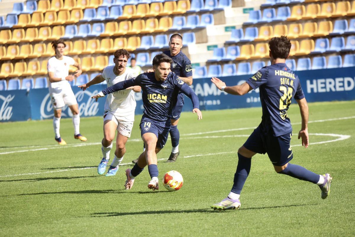 El UCAM Murcia CF contra el Puente Genil en fotos