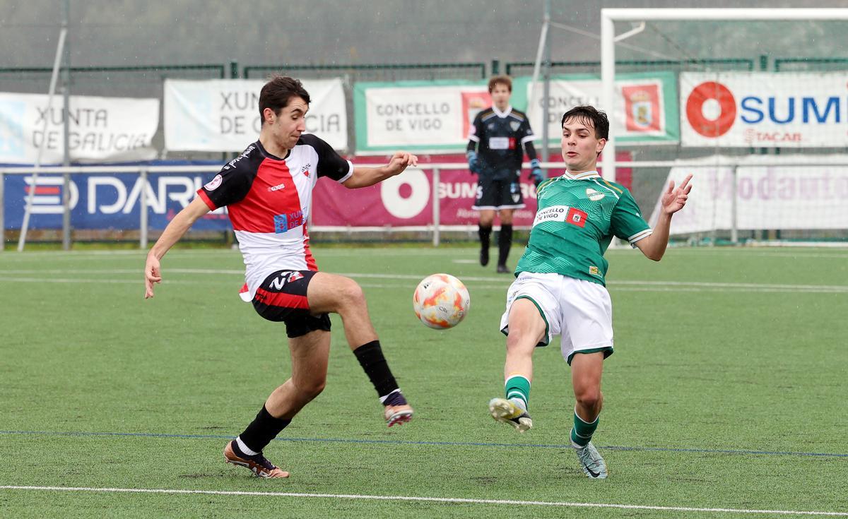 Una acción del choque jugado entre Coruxo y Arosa.