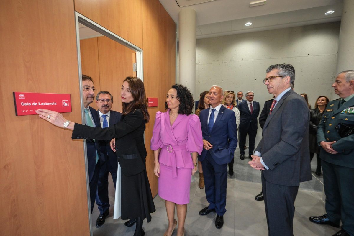 La ministra toca el letrero en braille de la sala de lactancia.