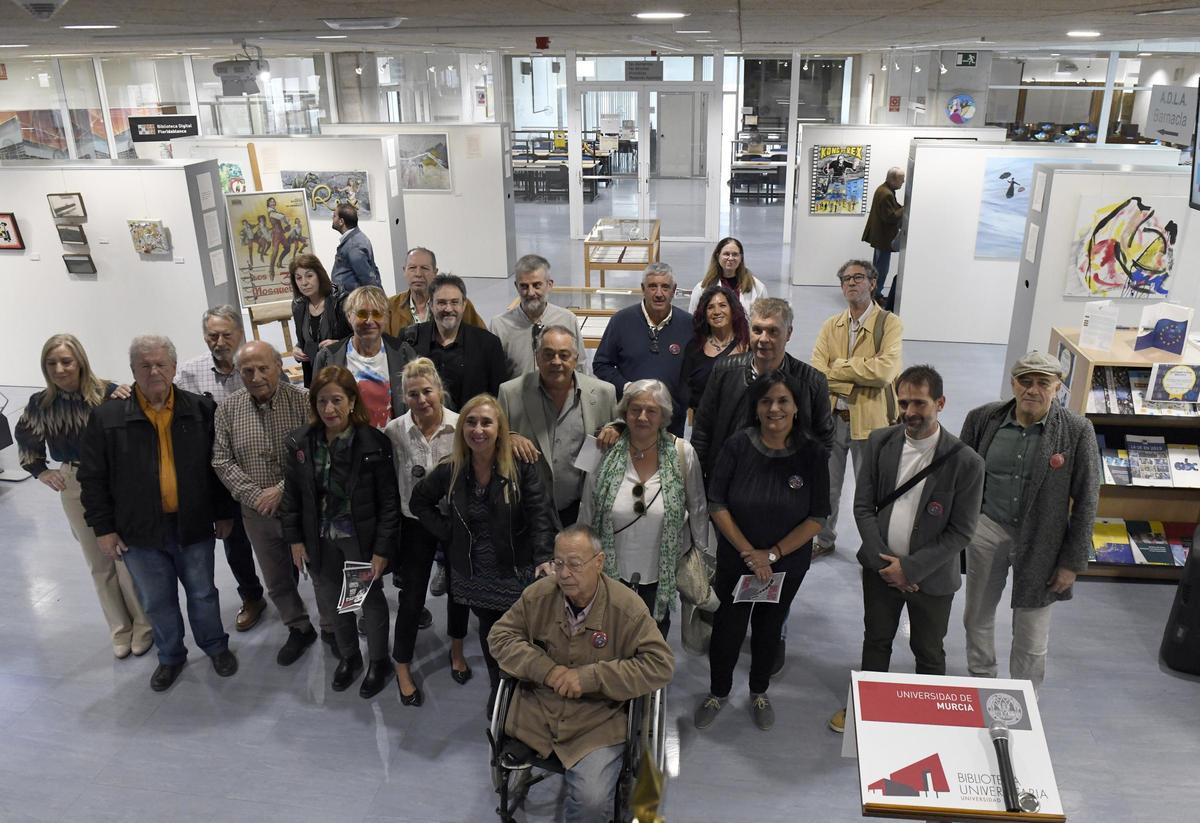 Foto de familia durante la inauguración con algunos de los artistas implicados en esta muestra.