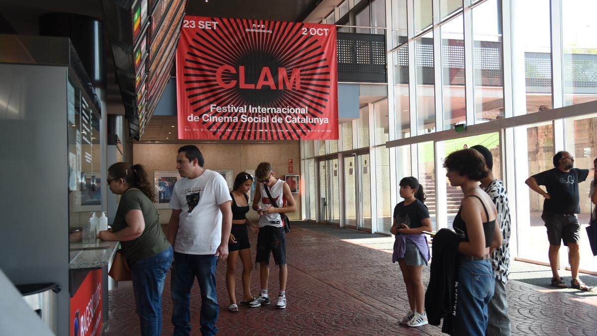 L&#039;entrada del Bages Centre, ahir, amb el cartell del Clam