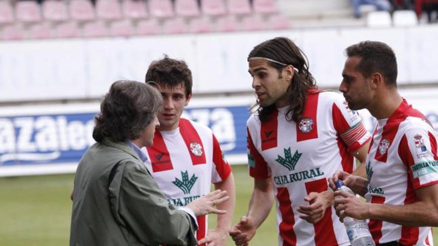 Aguirre da instrucciones a pie de banquillo a Dani Mateos, Manu Arias y Jairo Álvarez.