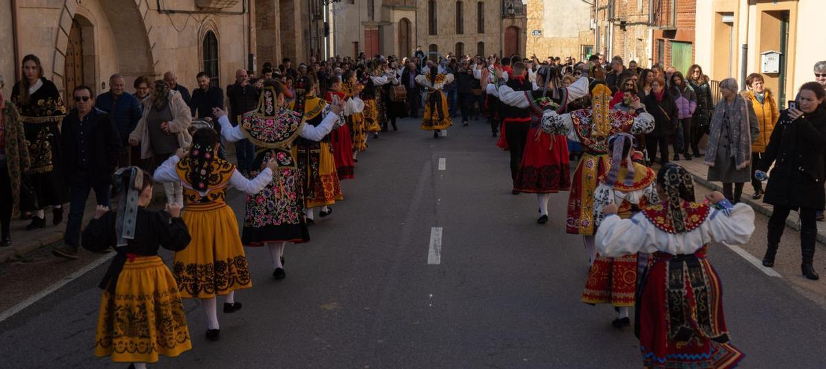 El Baile del Niño cautiva en Venialbo