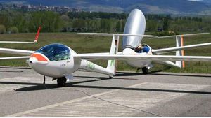 El aeródromo de la Cerdanya con aparatos de vuelo sin motor.