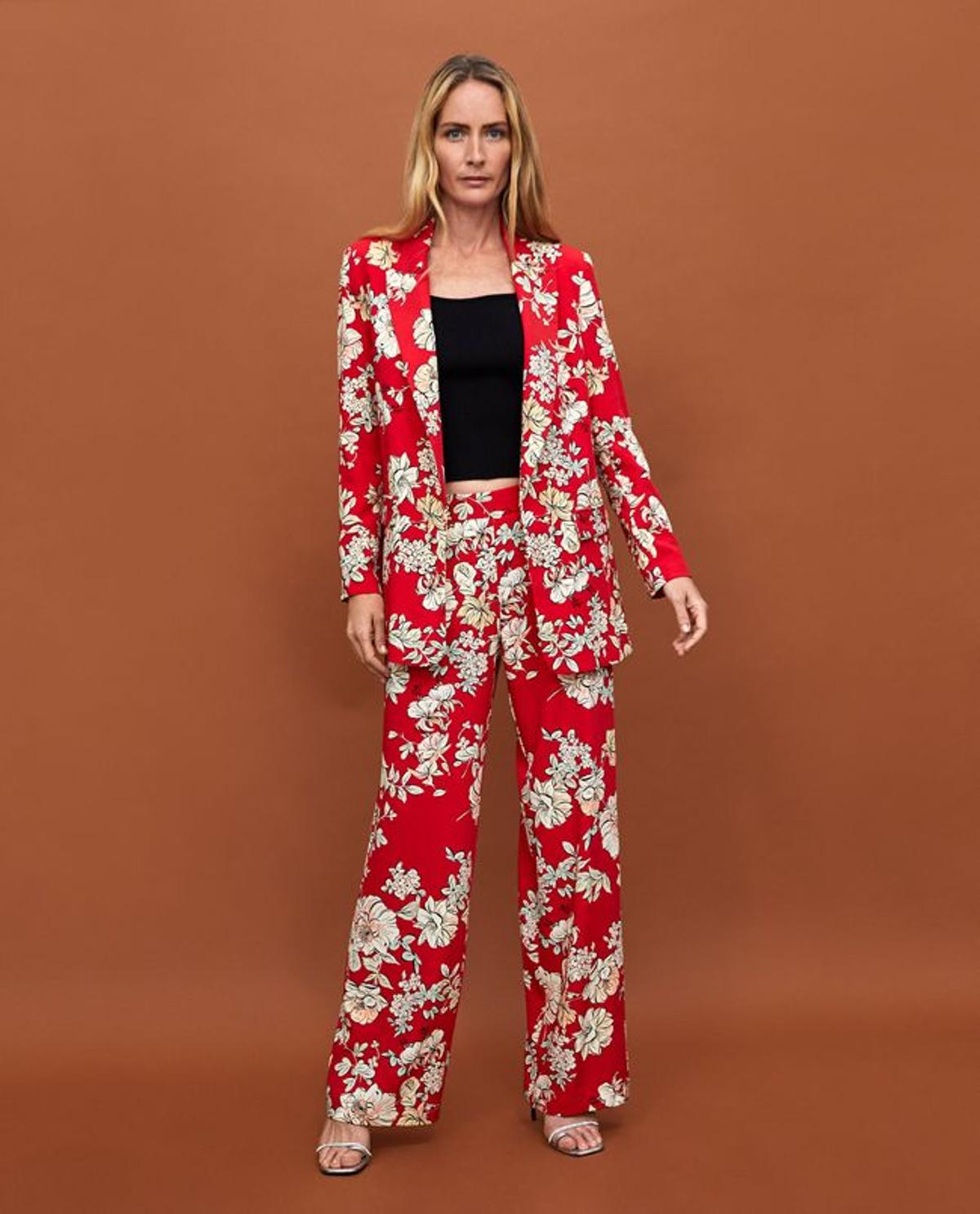 Moda 'timeless' de Zara: traje pantalón floral