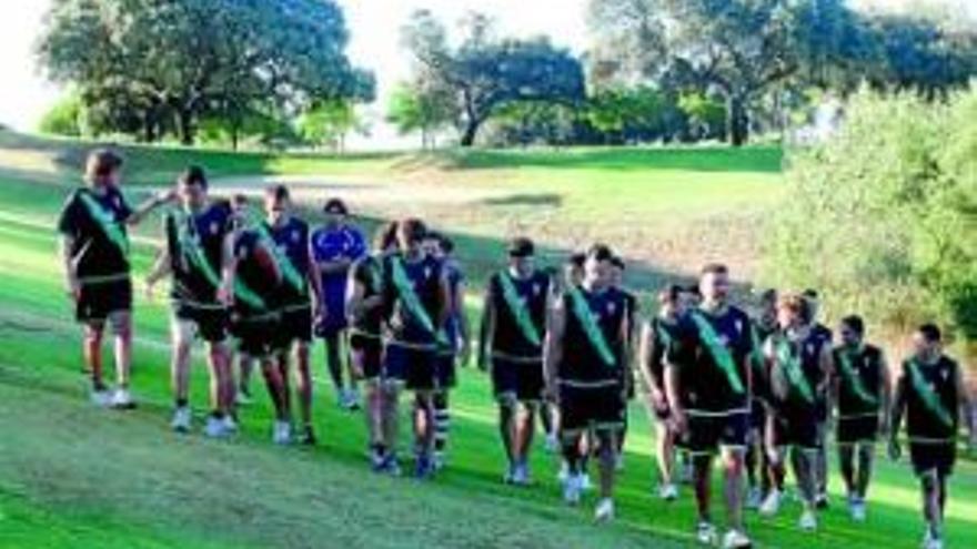 El Córdoba pone rumbo a Rota con 26 jugadores a las órdenes de Alcaraz