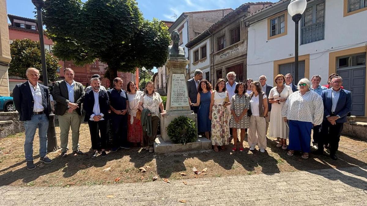 Responsables municipales y descendientes del homenajeado, ante el busto del doctor Pando.