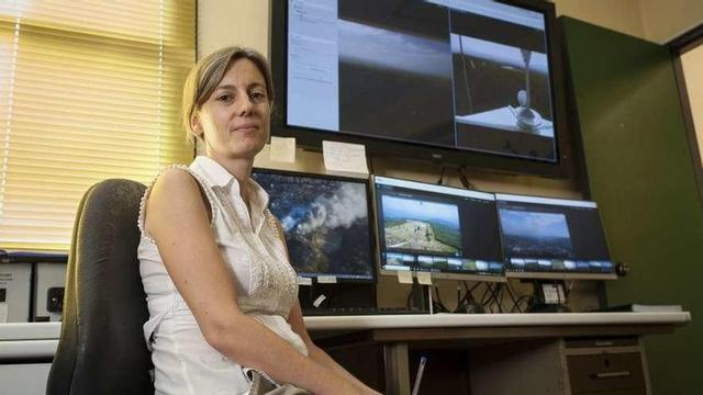 Loreto López, junto a los visores de las cámaras que vigilan el monte.