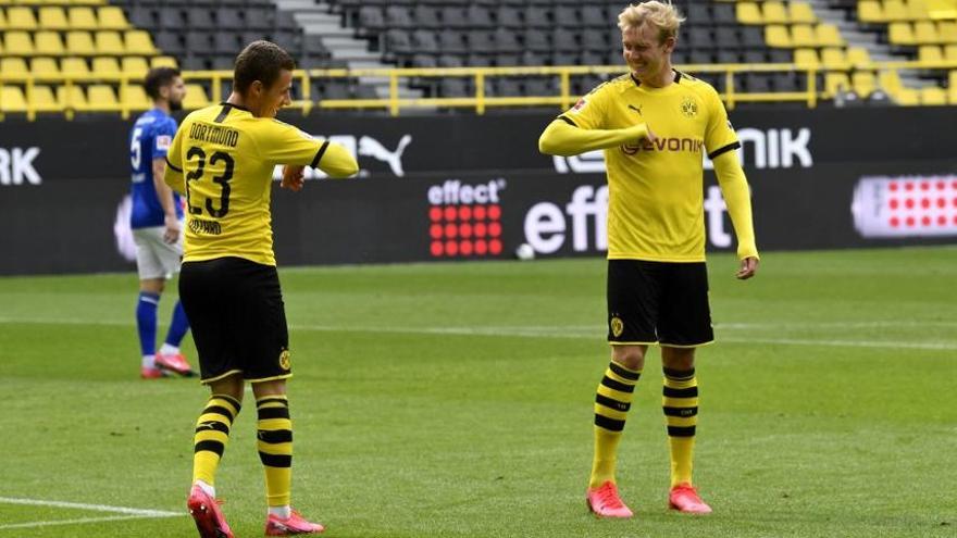 Los jugadores del Borussia Dortmund celebran un gol en su partido del sábado ante el Schalke 04 sin público en las gradas.