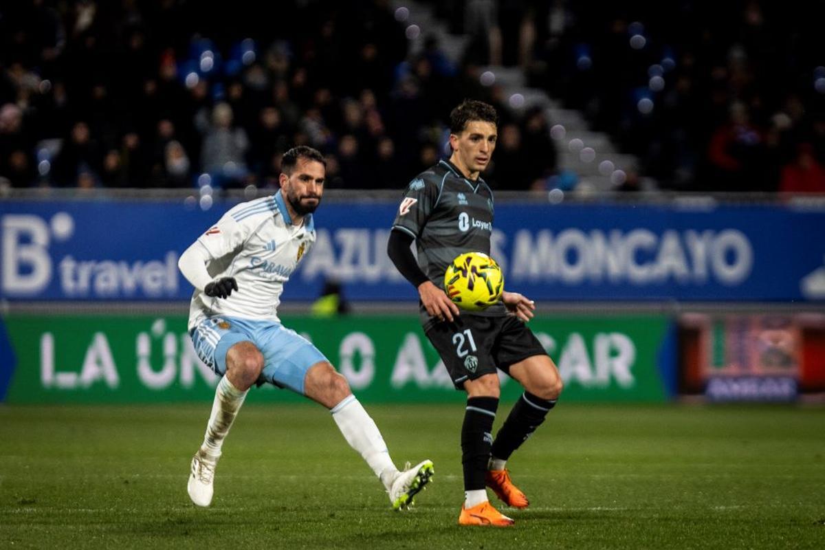 Insua presiona a Calatrava en un momento del partido.