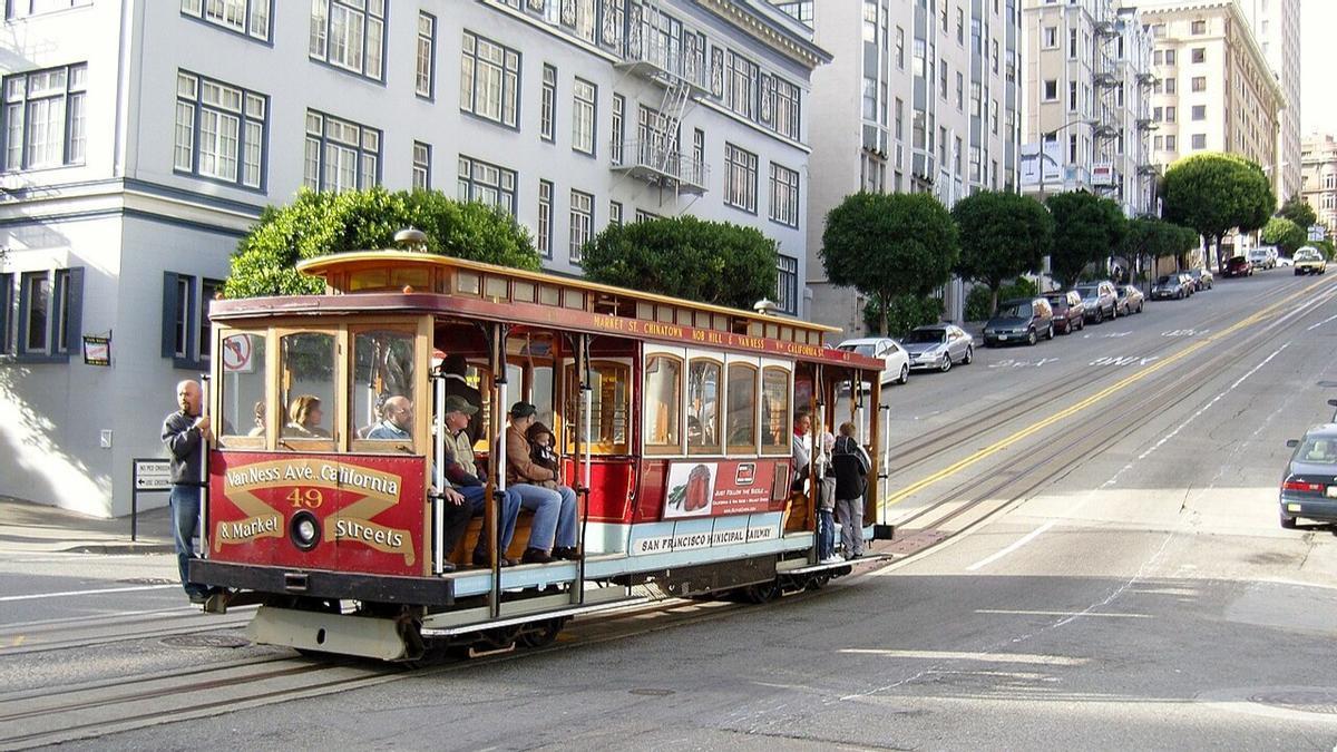 Tramvia circulando por California Street, San Francisco