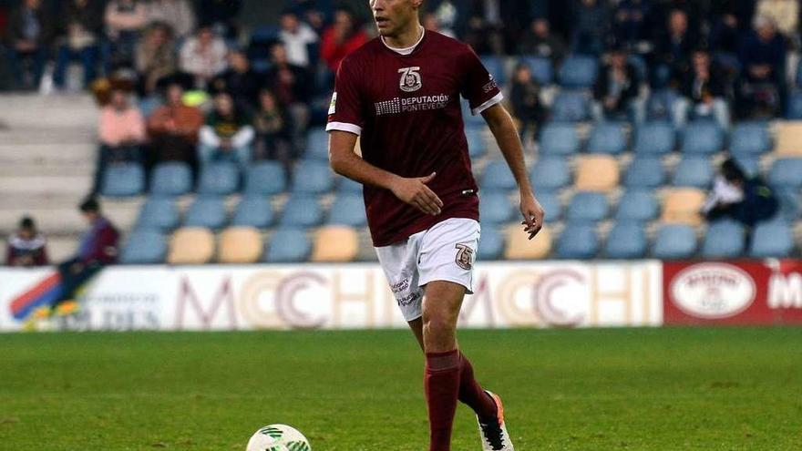 Abel Suárez en un partido de la temporada pasada con la camiseta del Pontevedra. // Rafa Vázquez