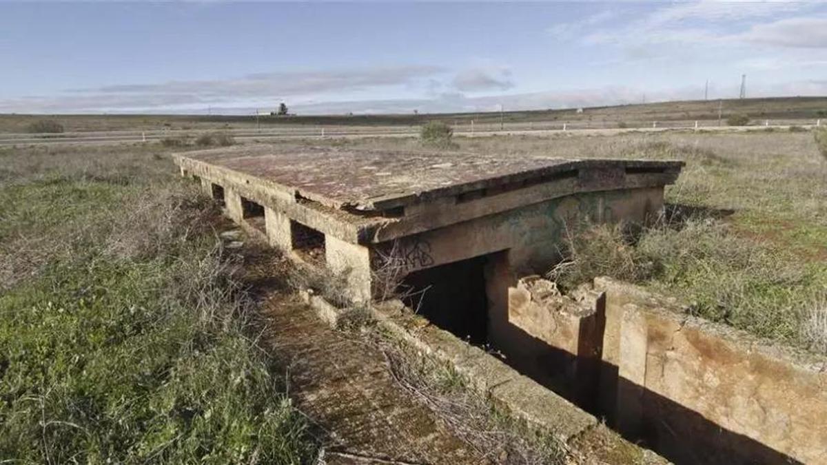 Imagen de la entrada de uno de los búnkeres abandonados.