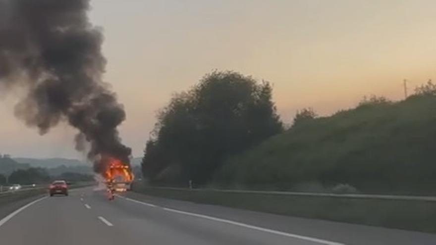 VÍDEO: Impresionante incendio de un camión en la autopista "Y"