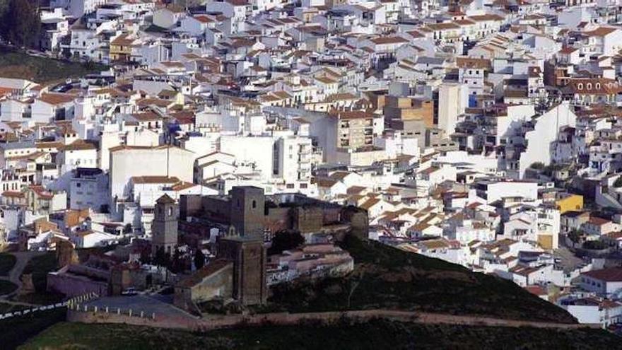 Vista aérea de Álora, con su castillo en primer plano.