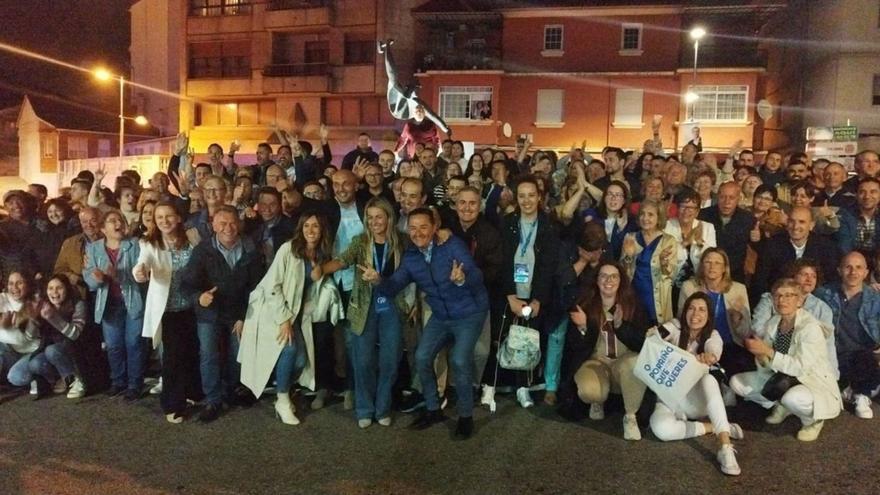 Celebración en Porriño por la victoria aplastante de Alejandro Lorenzo.   | // D. P.