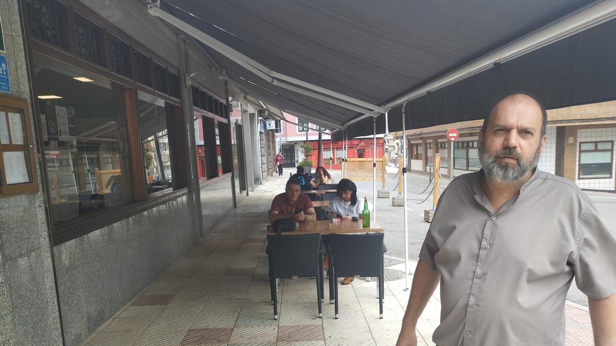 Jandro Miranda, ante la terraza de su establecimiento.