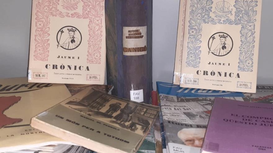 Algunos de los interesantes libros del fondo de Alfons Verdeguer, en la biblioteca de Oliva
