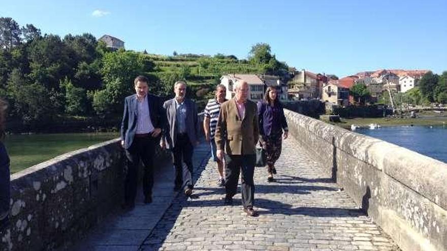 Cargos de la Xunta y del PP visitan el viaducto medieval.