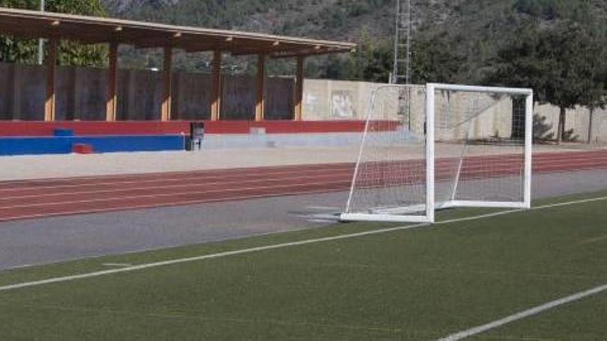 El campo de fútbol de césped artificial El Llimoner de Canals, en una imagen tomada ayer.