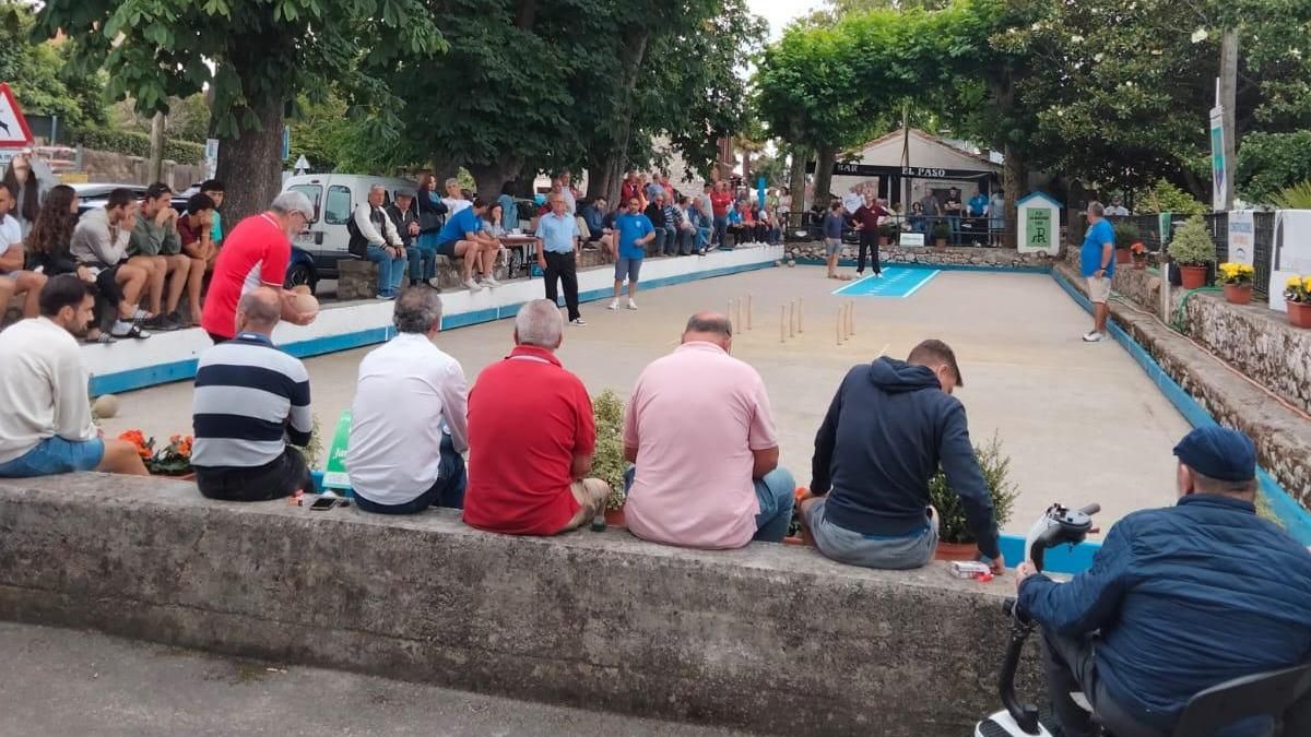 Una partida en la bolera de Póo.