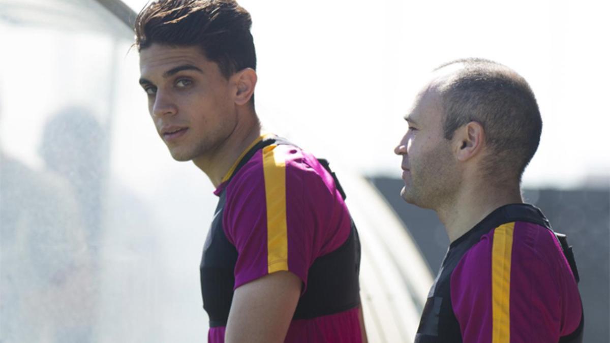 Marc Bartra y Andrés Iniesta en el entrenamiento previo al Deportivo - Barça