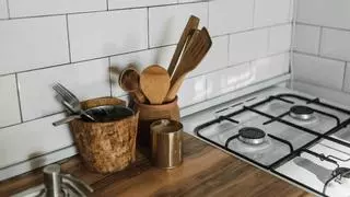 El motivo por el que no deberías utilizar utensilios de madera en la cocina