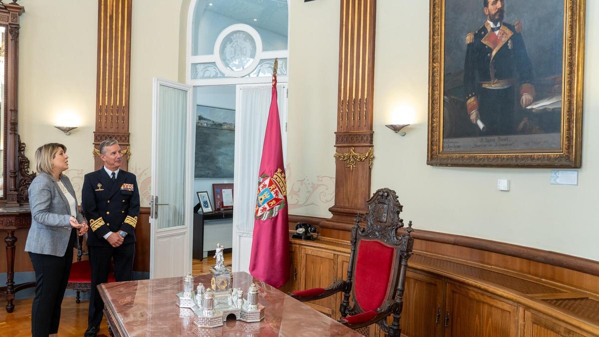 La alcaldesa de Cartagena, Noelia Arroyo, y Alejandro Cuerda, nuevo Almirante Jefe del Arsenal.