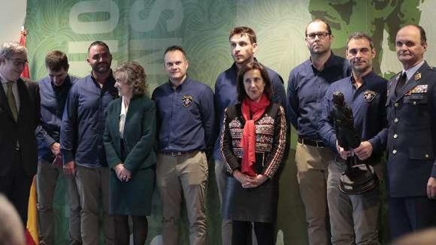 Integrantes de la brigada, ayer con Margarita Robles y la ministra asturiana María Luisa Carcedo.