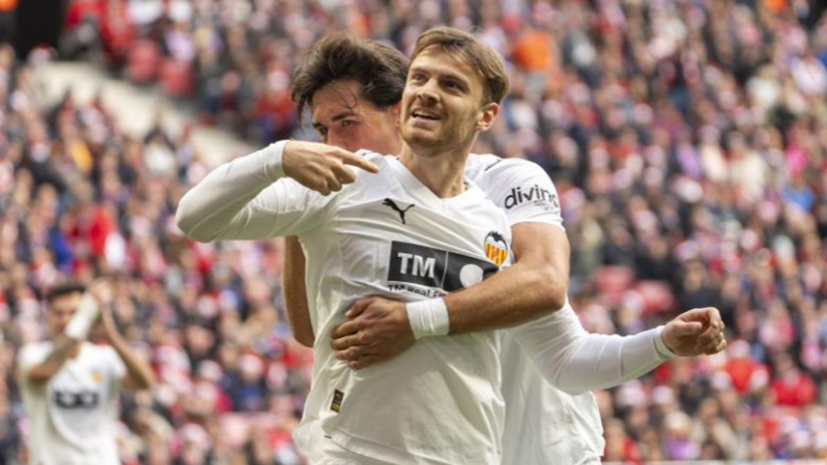 Lucas Beltrán, celebrando un gol con Jesús Vázquez