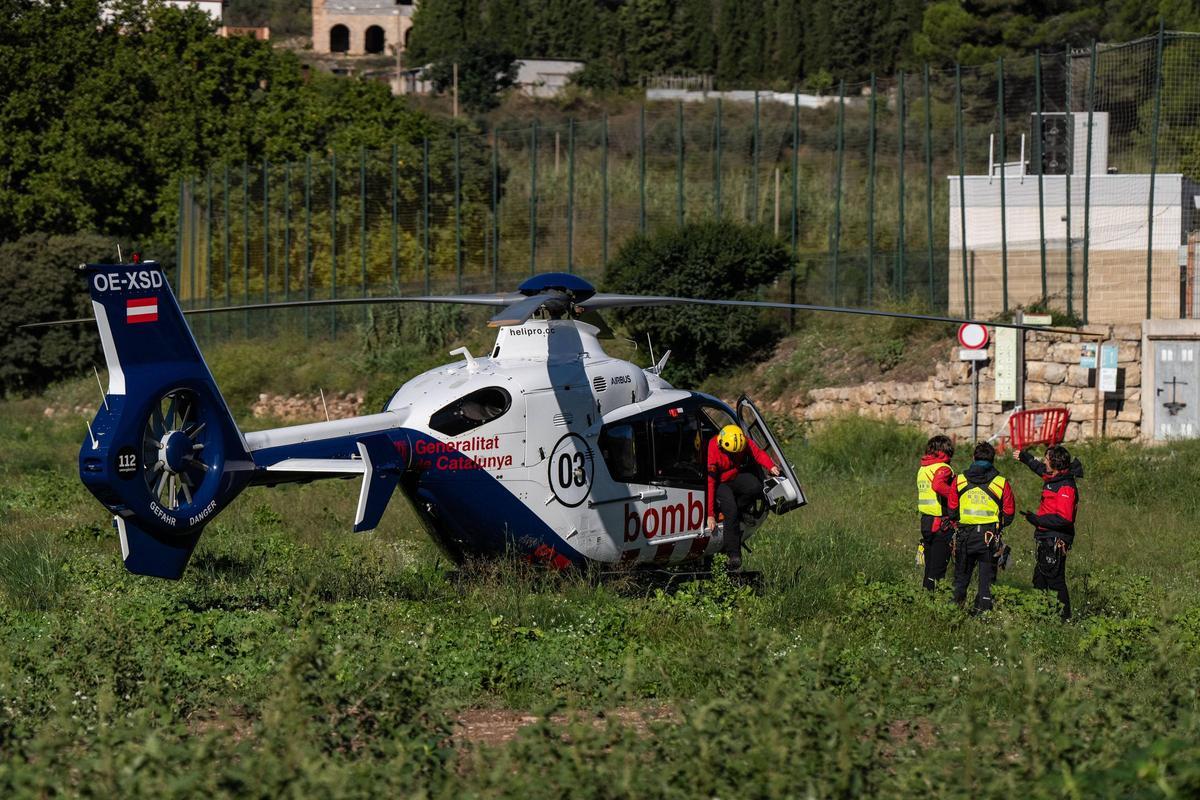 Los bomberos intensifican en Mediona la búsqueda del padre del menor hallado muerto