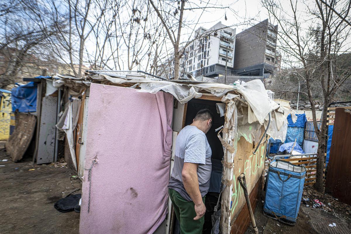 Familias gitano-rumanas malviven en chabolas en el barrio de Vallcarca de Barcelona