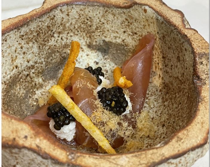 Tartar de atún almadraba, crema madurada de vaca, caviar, mochi y mojama