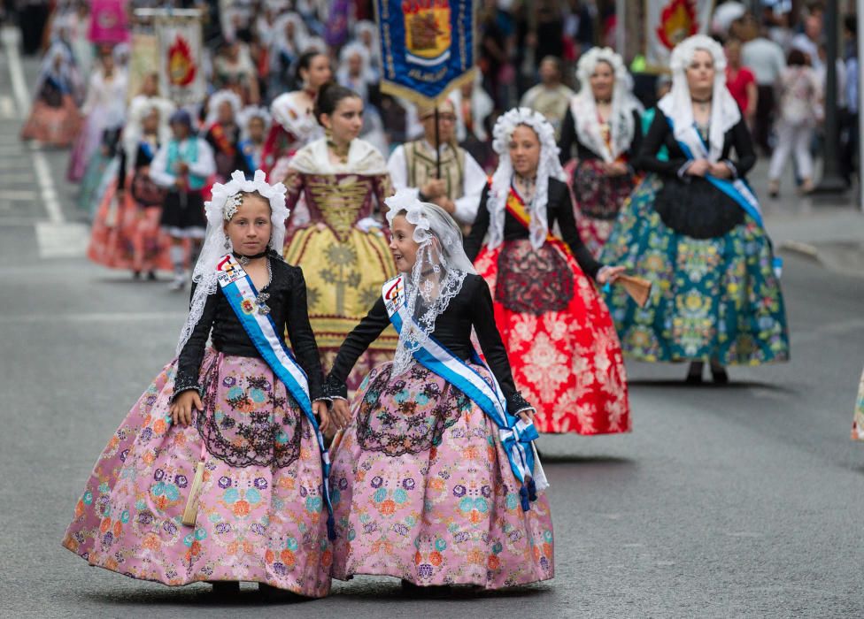 La apertura de las Hogueras del 90 aniversario resultó espectacular, con una gran participación de las comisiones, de veteranos festeros y de las Belleas del Foc.