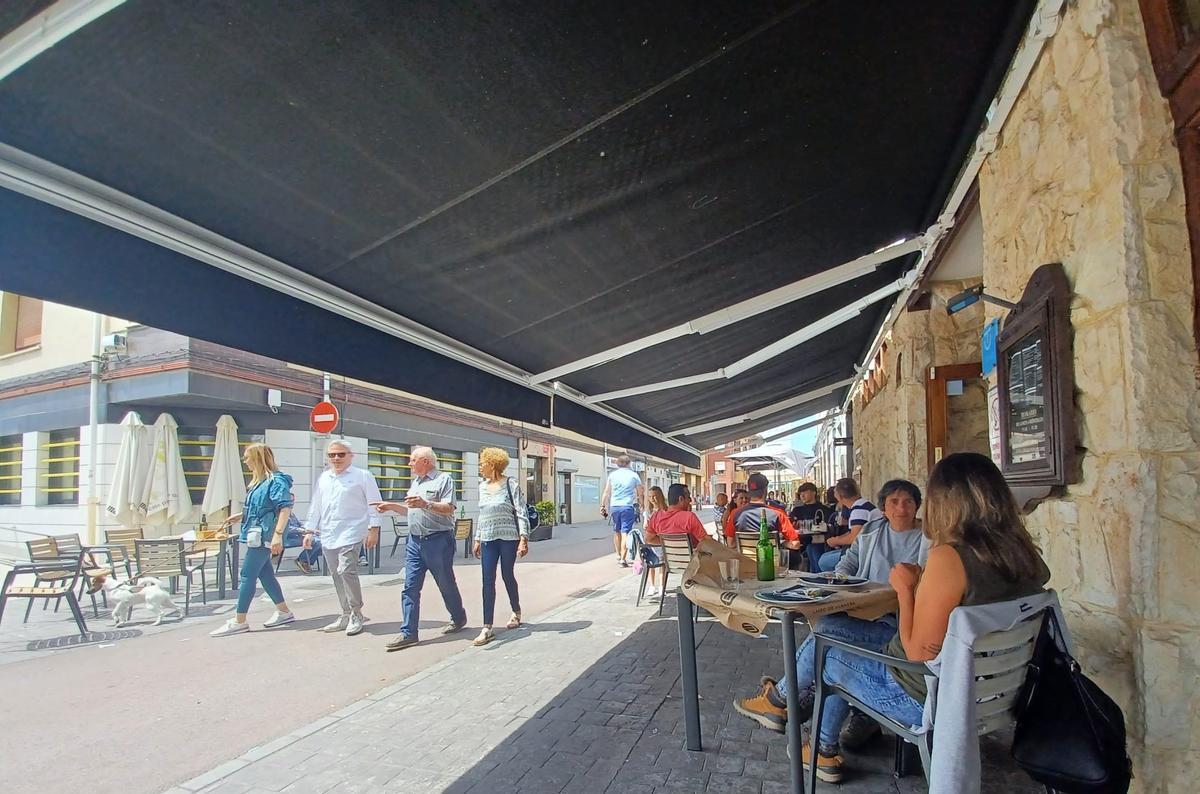 Público en las terrazas, en una zona peatonal de Lugo de Llanera, en una imagen de archivo.