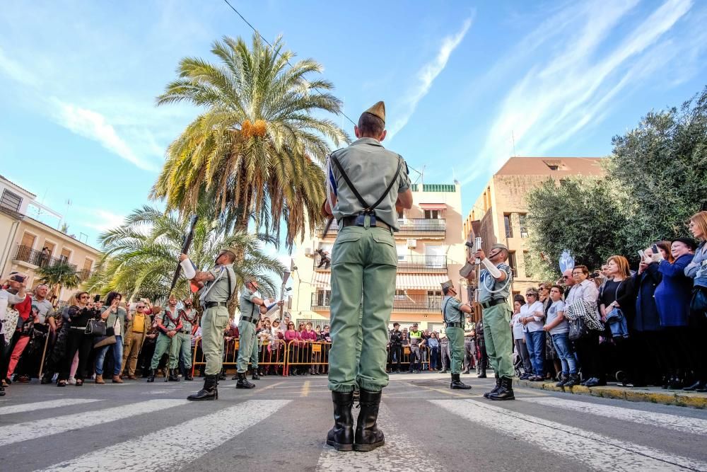 Multitud de público arropó la procesión organizada por la Hermandad del Calvario de Elda, en la que sesenta exlegionarios portaron a hombros el trono.