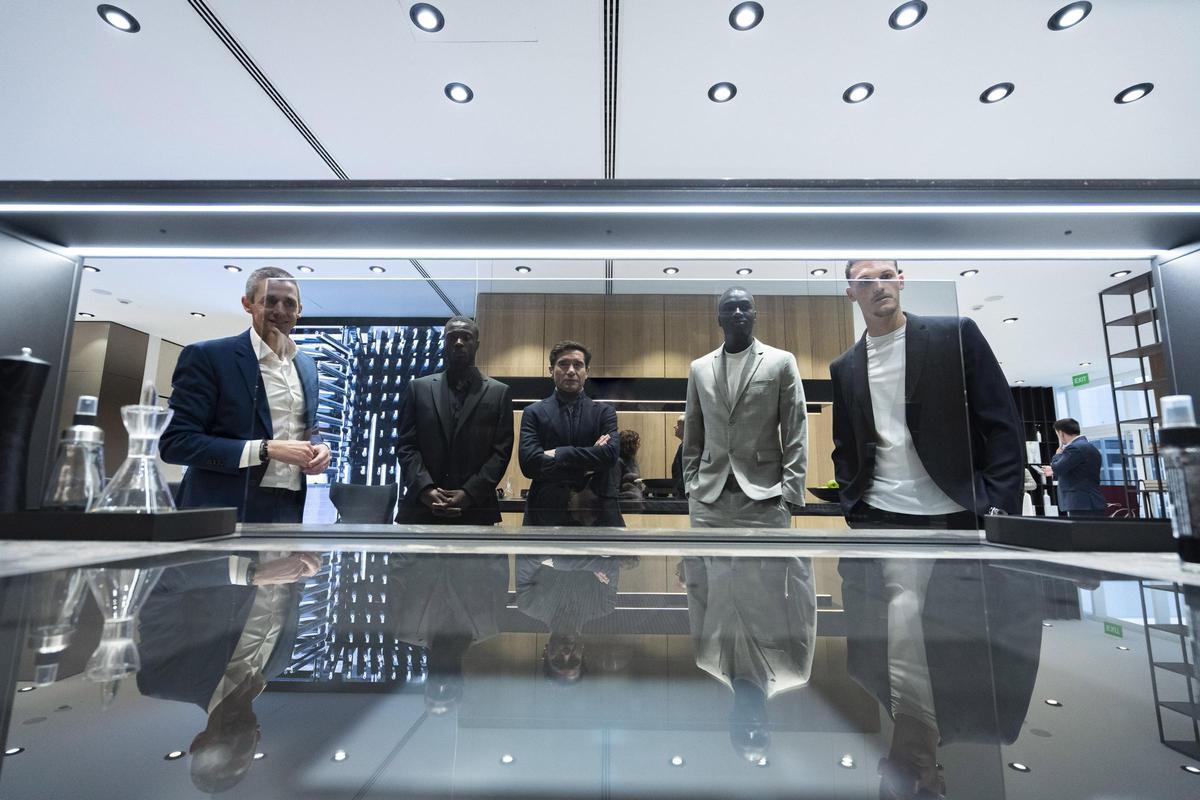 La representación del Villarreal en su visita a la XXXII Muestra Internacional de Porcelanosa.