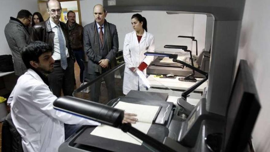 Un momento de la visita a los documentalistas que digitalizan los archivos baioneses. // José Lores