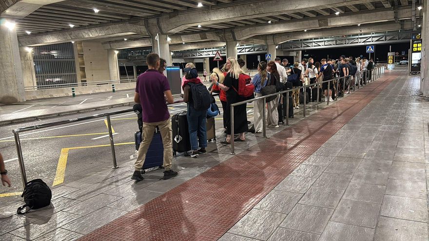 Foto de este jueves por la noche, sobre las 22.50 horas, en la parada de taxis del aeropuerto de Alicante-Elche / INFORMACIÓN