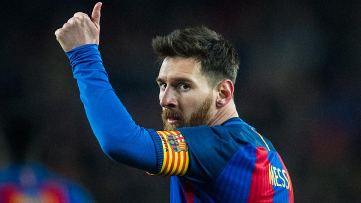 Messi agradece su ánimo a los aficionados del Barça durante el partido de Copa contra la Real Sociedad, en enero del 2017