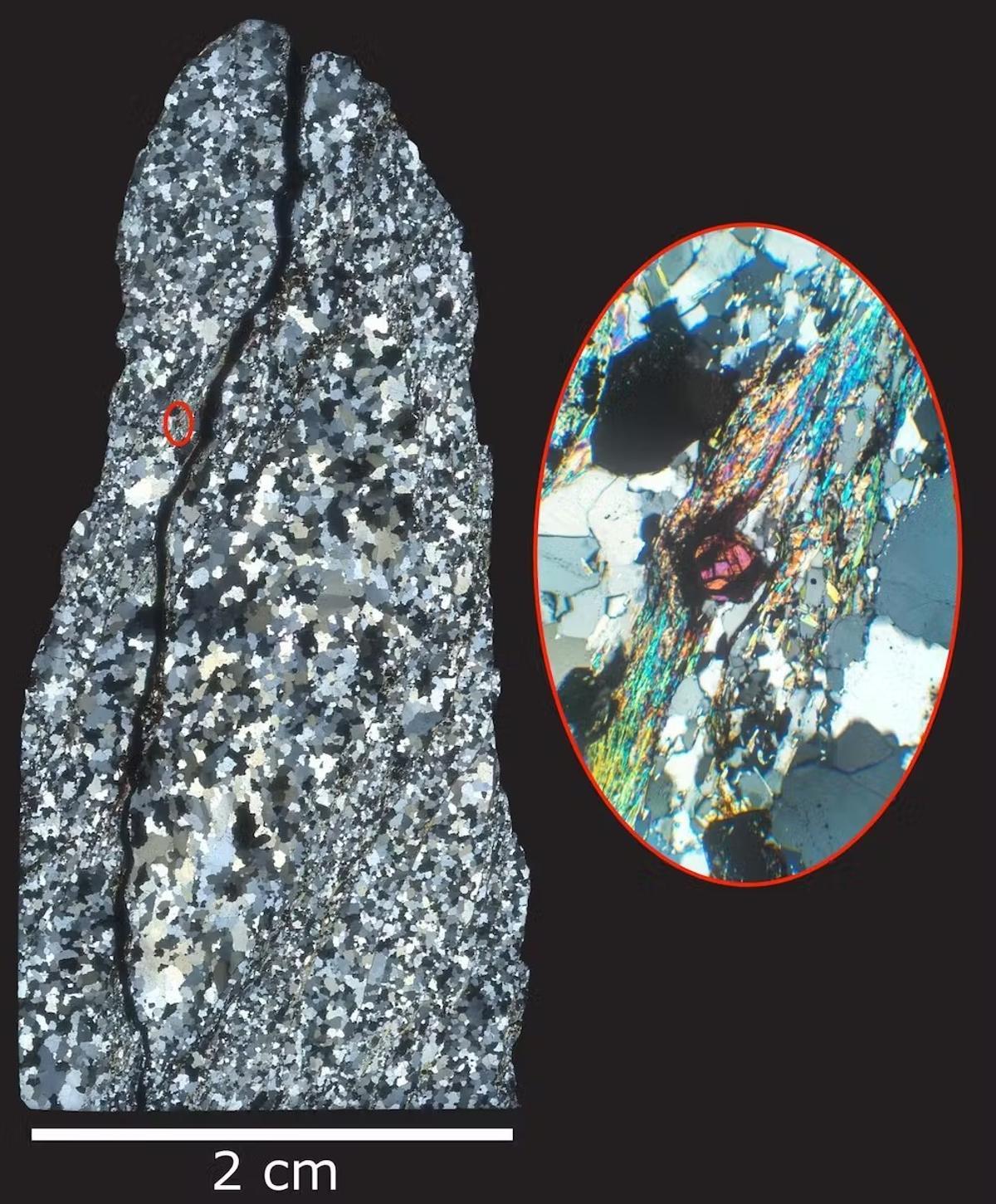 Una sección delgada de una roca de las colinas Jack de Australia Occidental. Un microscopio de polarización permite revelar dentro de la intrincada estructura interna del cuarzo que compone la roca diminutos circones tan antiguos que preceden la formación de la propia roca en la que están embebidos (mineral magenta en el centro de la imagen ampliada a la derecha).