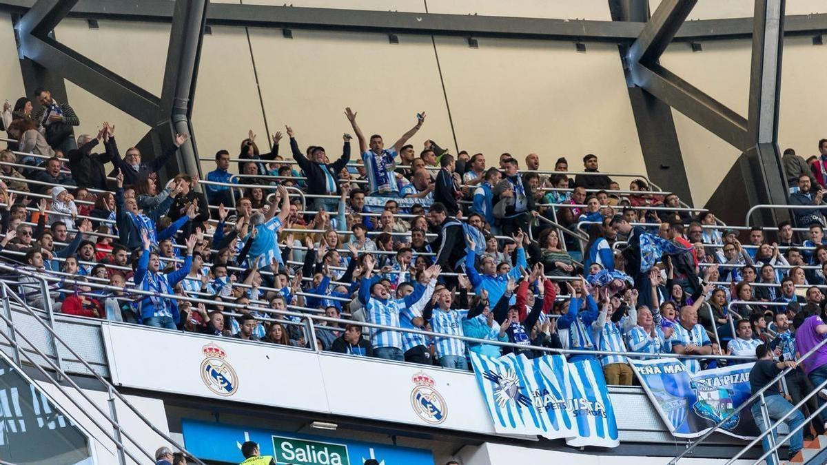 Imagen de aficionados del Málaga CF en las gradas del Bernabéu.