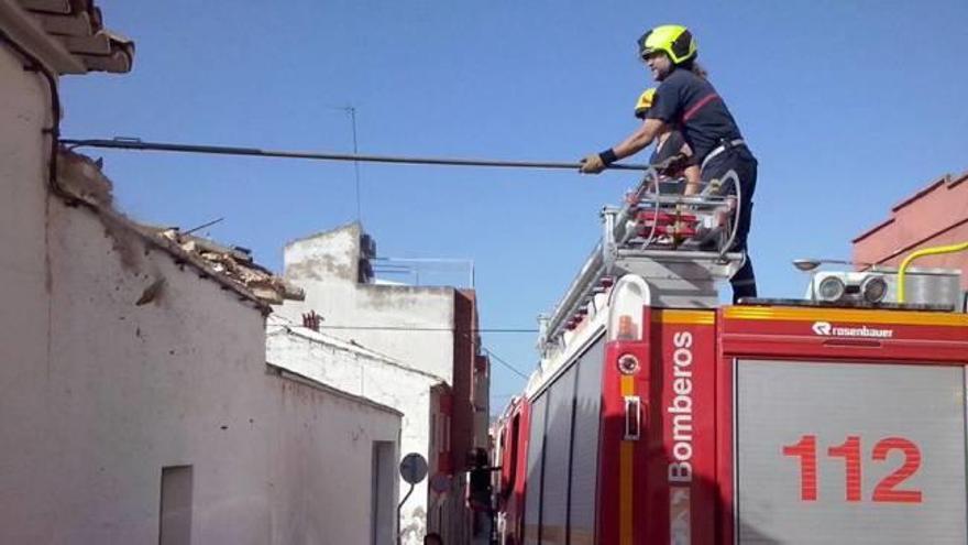 Derrumbe del tejado de una casa en Villena