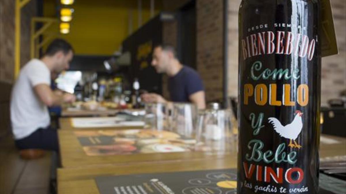 Una de las mesas del restaurante La Parrilla de Pollos Planes.