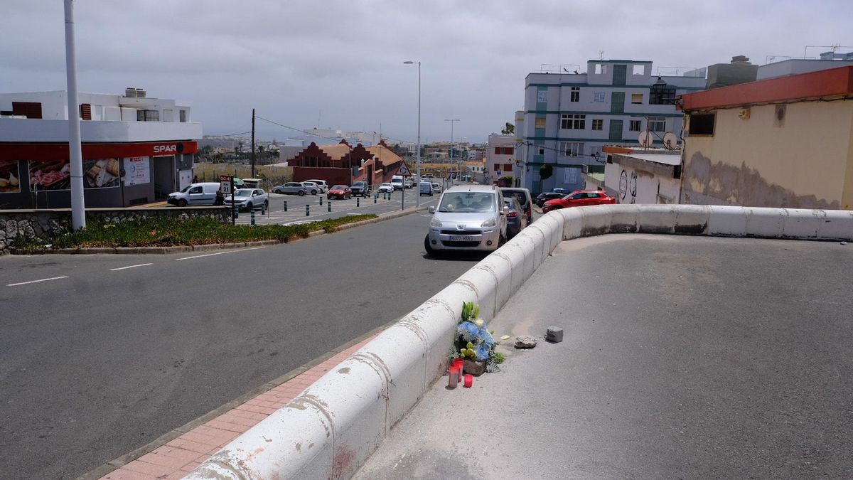Un ramo de flores y una velas en el punto del asesinato de Josué, el Conejero.